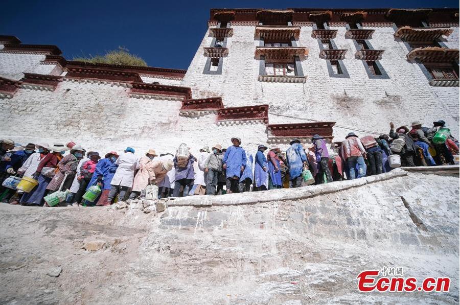 Potala Palace undergoes annual whitewash