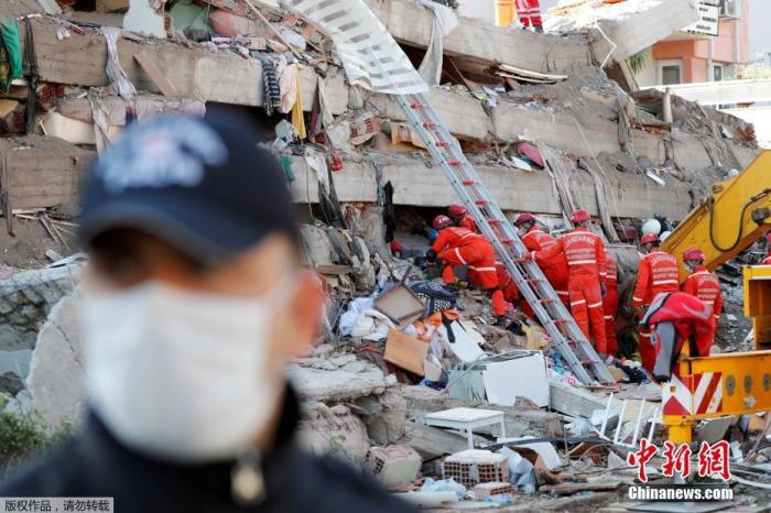 爱琴海强震致53死 土耳其七旬老人受困34小时获救