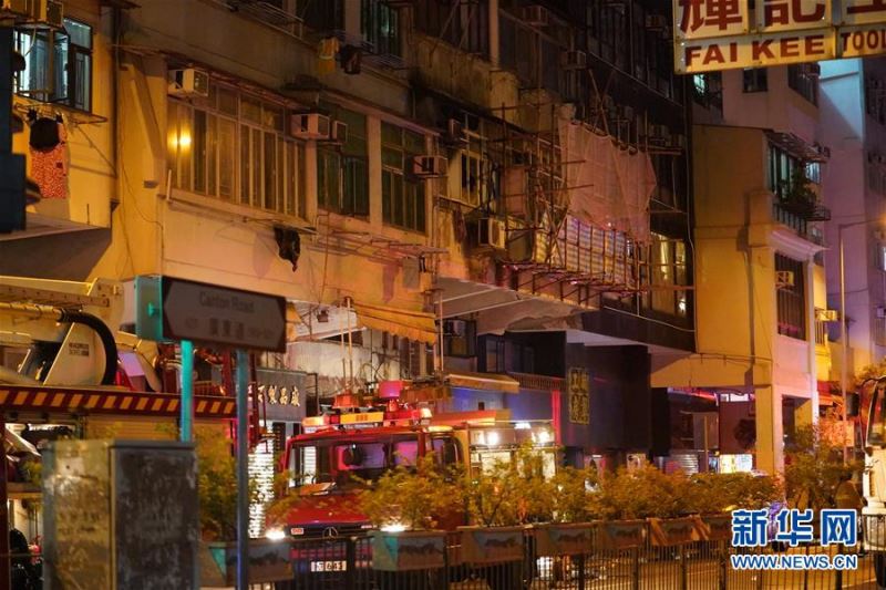 香港九龙一居民楼发生火灾导致至少7人死亡