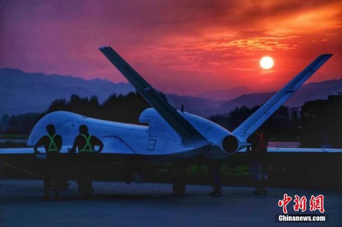 中国WJ-700无人机首飞成功