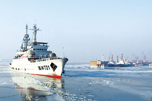 中国北方多海域出现海冰 海军出动破冰船调查冰情