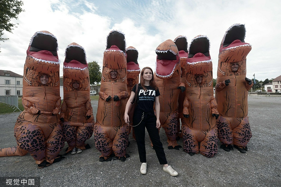 法国动物保护组织反斗牛 街边扮”恐龙“赛跑