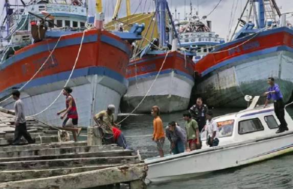 法国在该国北部海域处罚两艘英国渔船