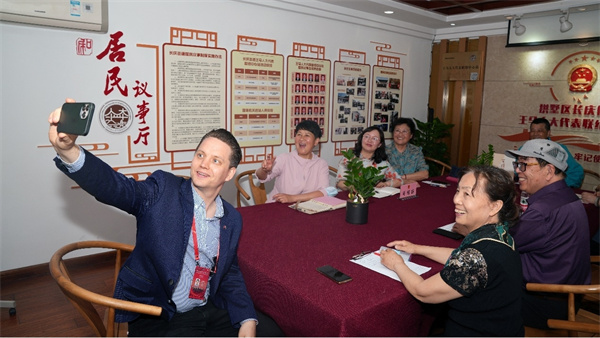 外国人近看中国式民主：“我要把浙江的故事带回家乡”