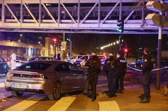 巴黎埃菲尔铁塔附近发生持刀袭击事件