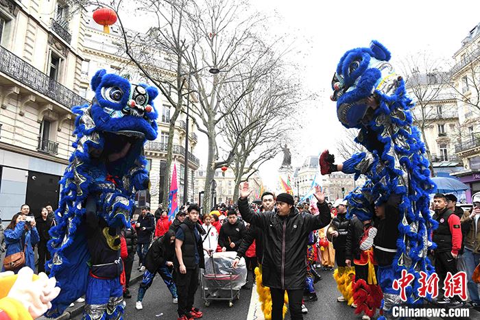 旅法华侨华人甲辰龙年春节彩妆游行在巴黎登场