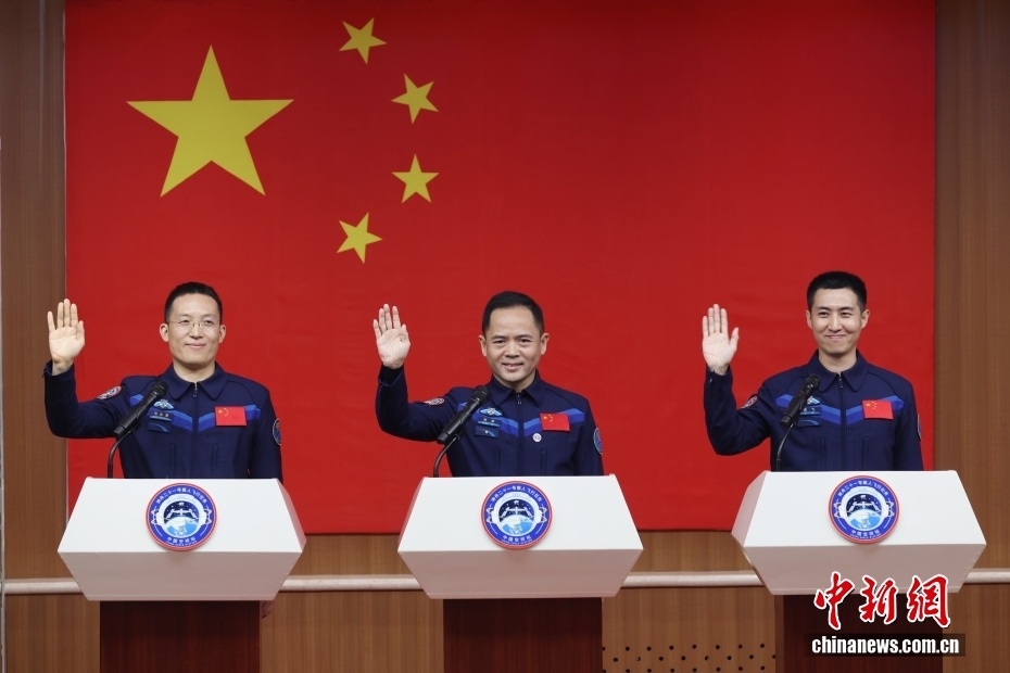 神舟二十一号乘组首次公开亮相