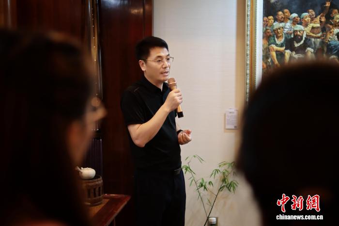 徐悲鸿再传弟子谈奔马精神：向上生长 奋勇争先