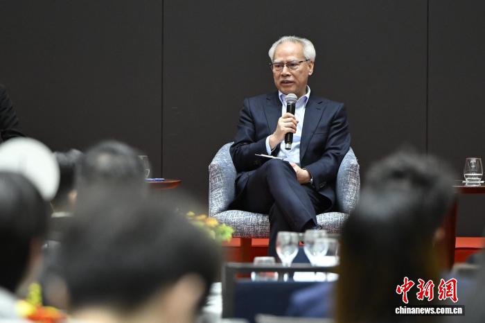 岑浩辉与在葡澳门学生交流：冀学成回澳后大展所长