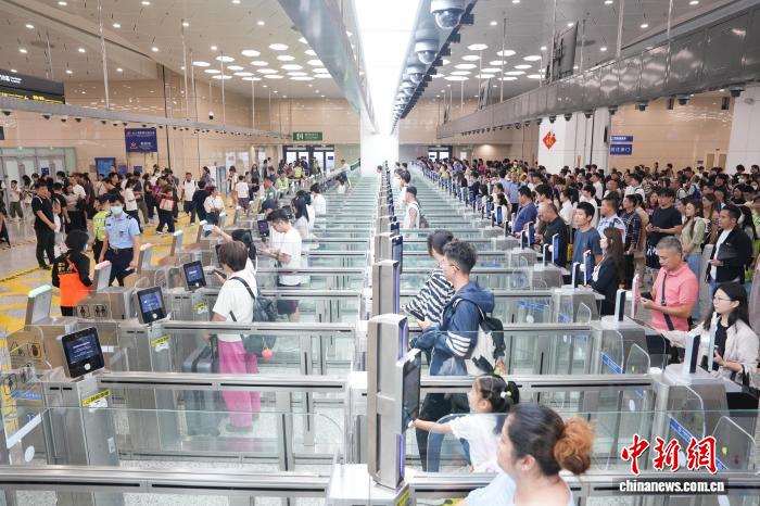 国庆假期前三天珠海多个口岸出入境客流持续高位运行