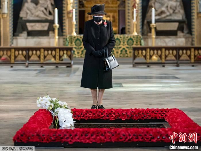 英女王向无名烈士墓碑献花 首次公开戴口罩亮相