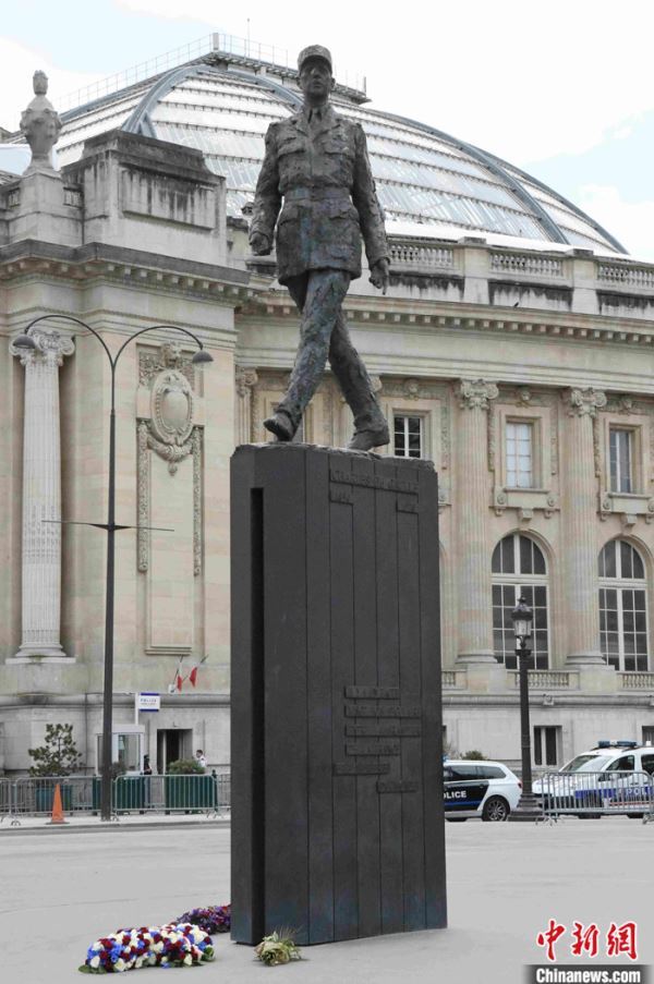 图为5月8日二战胜利75周年，在巴黎的戴高乐将军雕像前，摆放着法国总统马克龙敬献的花环。
<a target='_blank' href='http://www.chinanews.com/'>中新社</a>记者 李洋 摄