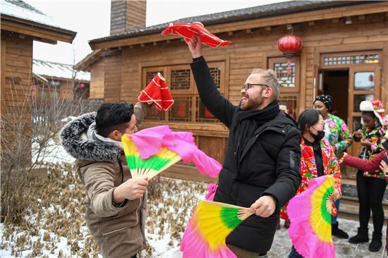 “冬奥冰雪·吉致视界”外籍友人“畅冰雪”“品文化”